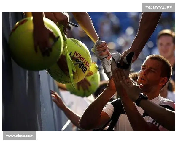 美网现场争议波兰富翁抢球迷签名帽 球员赠礼化解风波 美网现场争议波兰富翁抢球迷签名帽 球员赠礼化解风波